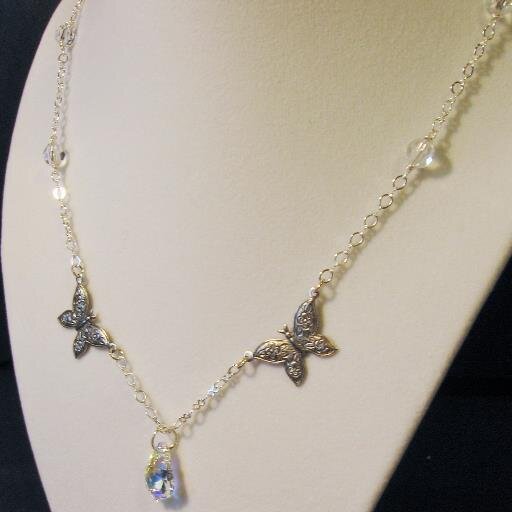 Jewelry maker, https://t.co/FeX308HzAL I love to make a more whimsical relaxed style of jewelry. Fanciful and fun pieces you can show off.