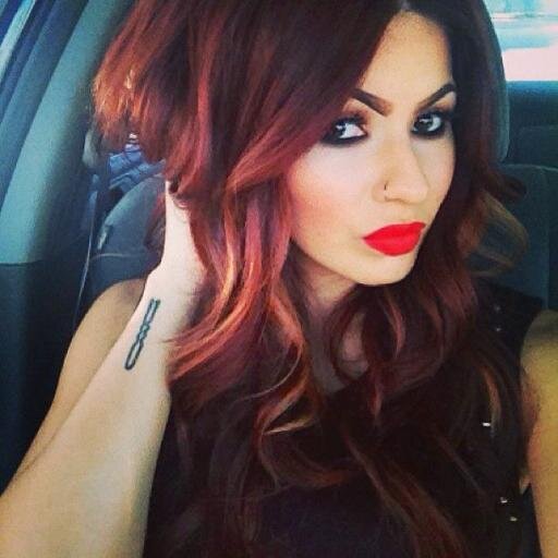 Só apareço às vezes pra desabafar e destilar veneno. Quando não estou aqui estou vivendo, coisa que todos vocês deveriam fazer. #meangirl