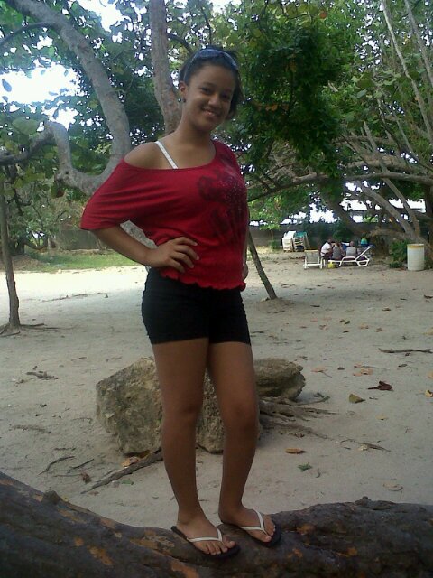 Hola me llamo sarah vivo en tamboril y quiero tener muchos amigos.