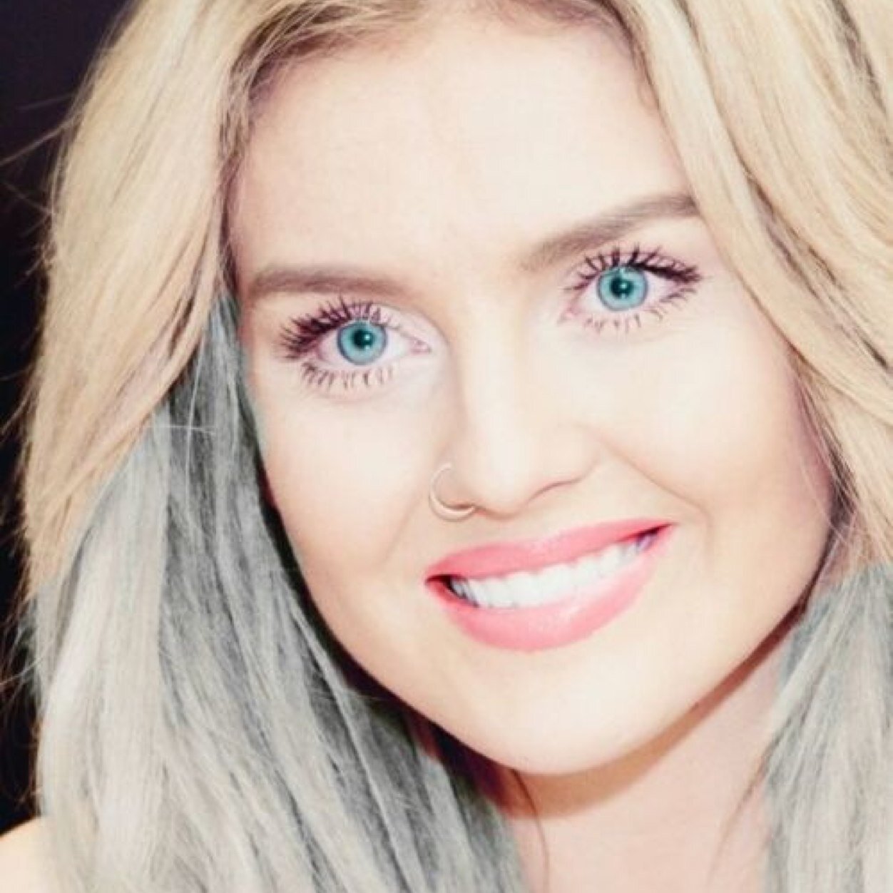 I love Perrie Edwards.❤️ she makes me smile. I don't know her but nevertheless I need her more than anyone else. My idol. Queen.