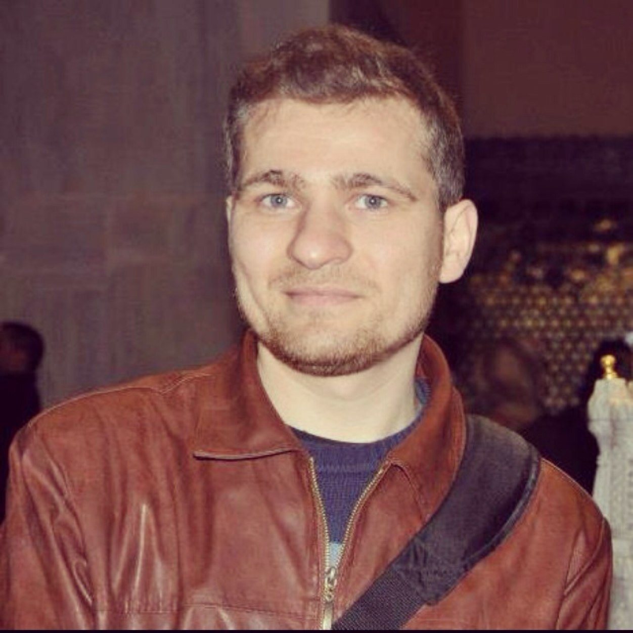 Saklarım gözümde güzelliğini Her neye baksam sen varsın orda Gİzlerim kalbimde muhabbetini koymam yabancıyı. Sen Varsın Orda.
