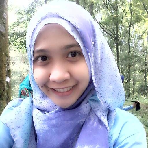 Kecantikan seorang wanita itu bukan dilihat dari parasnya, tetapi dari perilaku dan hatinya :)