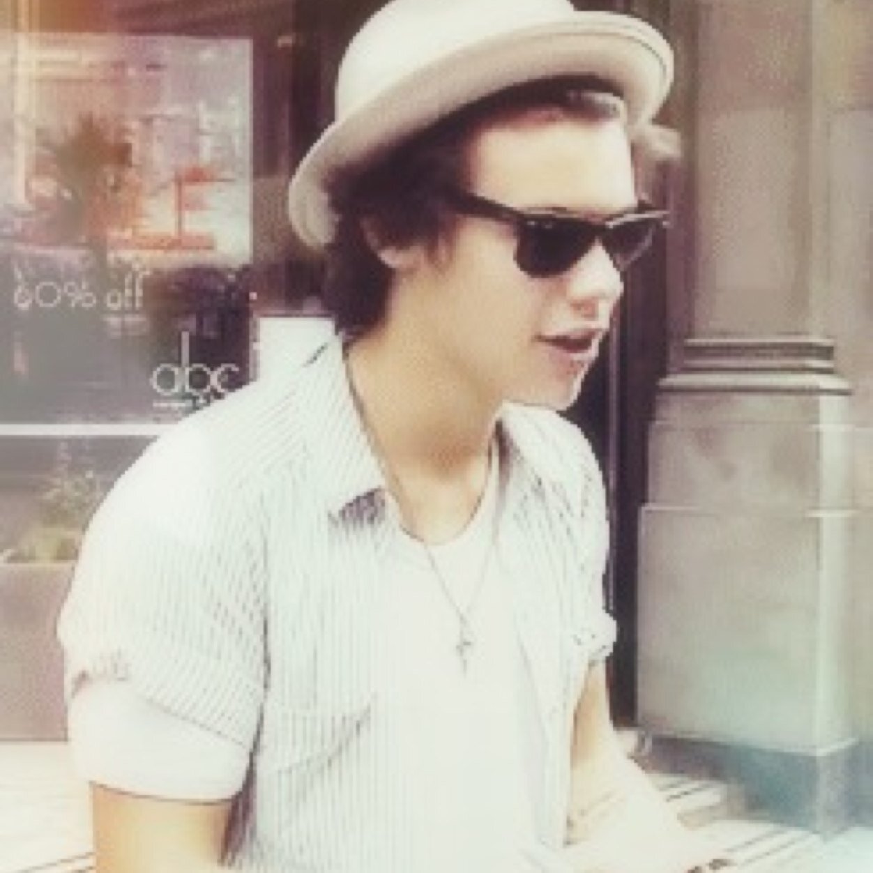 follow @larryworships ill follow back :-)