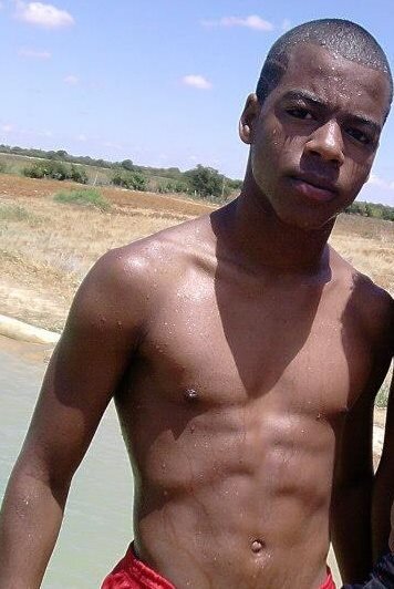 Amo futebol, jogo na escola de base do Bahia, sou muito legal ,gente boa, e gosto muito de sair para curtir com meus amigos e com a familía em finais de semana!