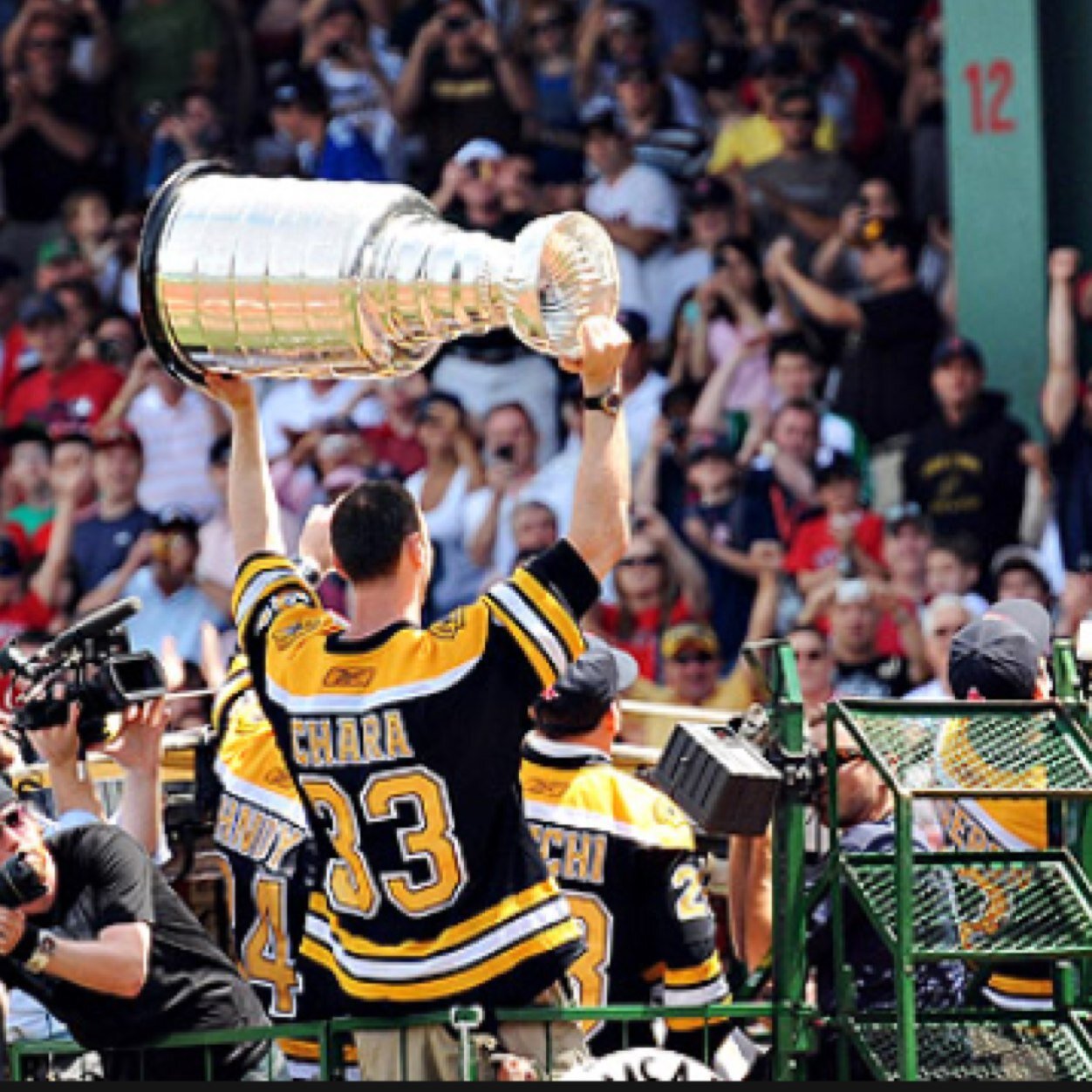 BcuzltstheCup's profile picture. The Cup weighs 34 pounds but feels like 3.4 when its over your head (Isles fan)