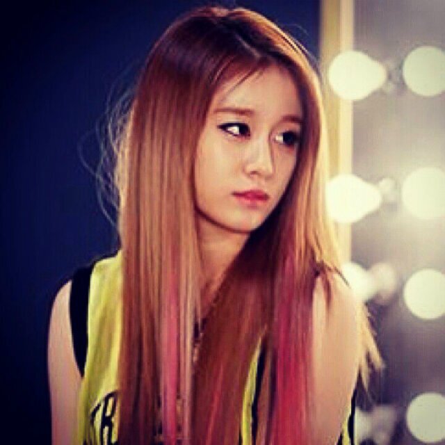 Mnena_0's profile picture. 