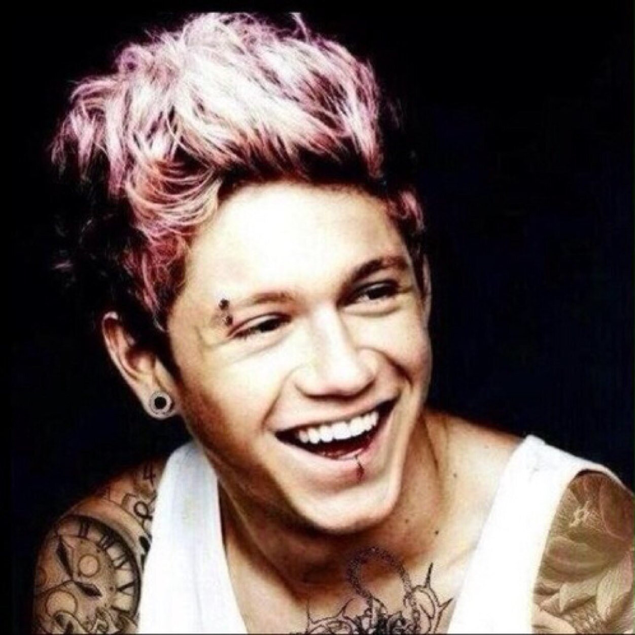HELLO BABE PLEASE FOLLOW @HOODBUCKS BECAUSE SHE GAVE YOU THIS FOLLOW ❤️❤️