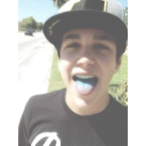 Ignored By My Idol Forever! :c Follow Back :)
I Love Austin Mahome, Selena Gomez Becky G, Justin Bieber, Demi Lovato,  One Direction And Cher.