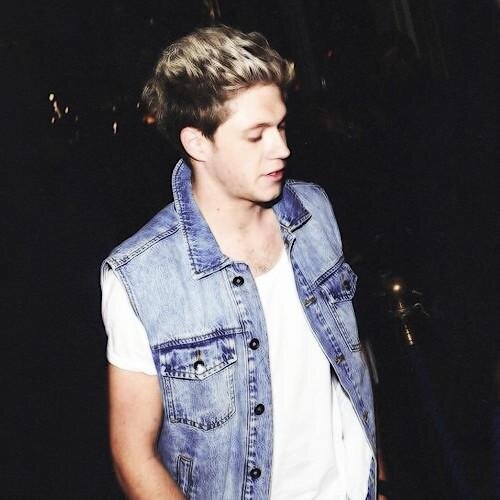 FOLLOW @mahcraic BC SHE JUST GAVE YOU A FREE FOLLOW