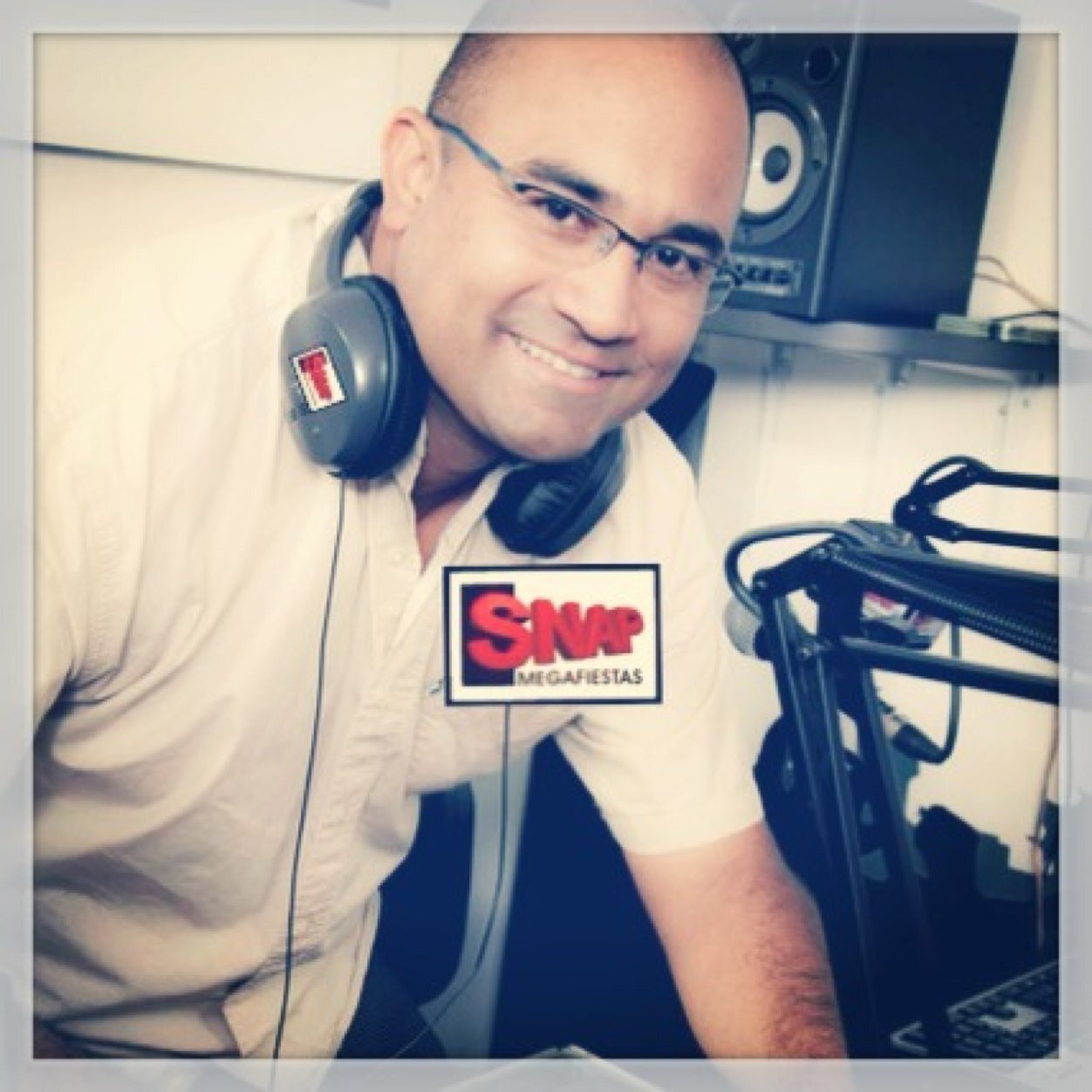 DIRECTOR Y PRODUCTOR DE CINE Y TELEVISION,LOCUTOR,ACTOR,DJ,Fundador @SNAPMEGAFIESTAS,RADIO,MARKETING & ENTERTAINMENT. SOLTERO.