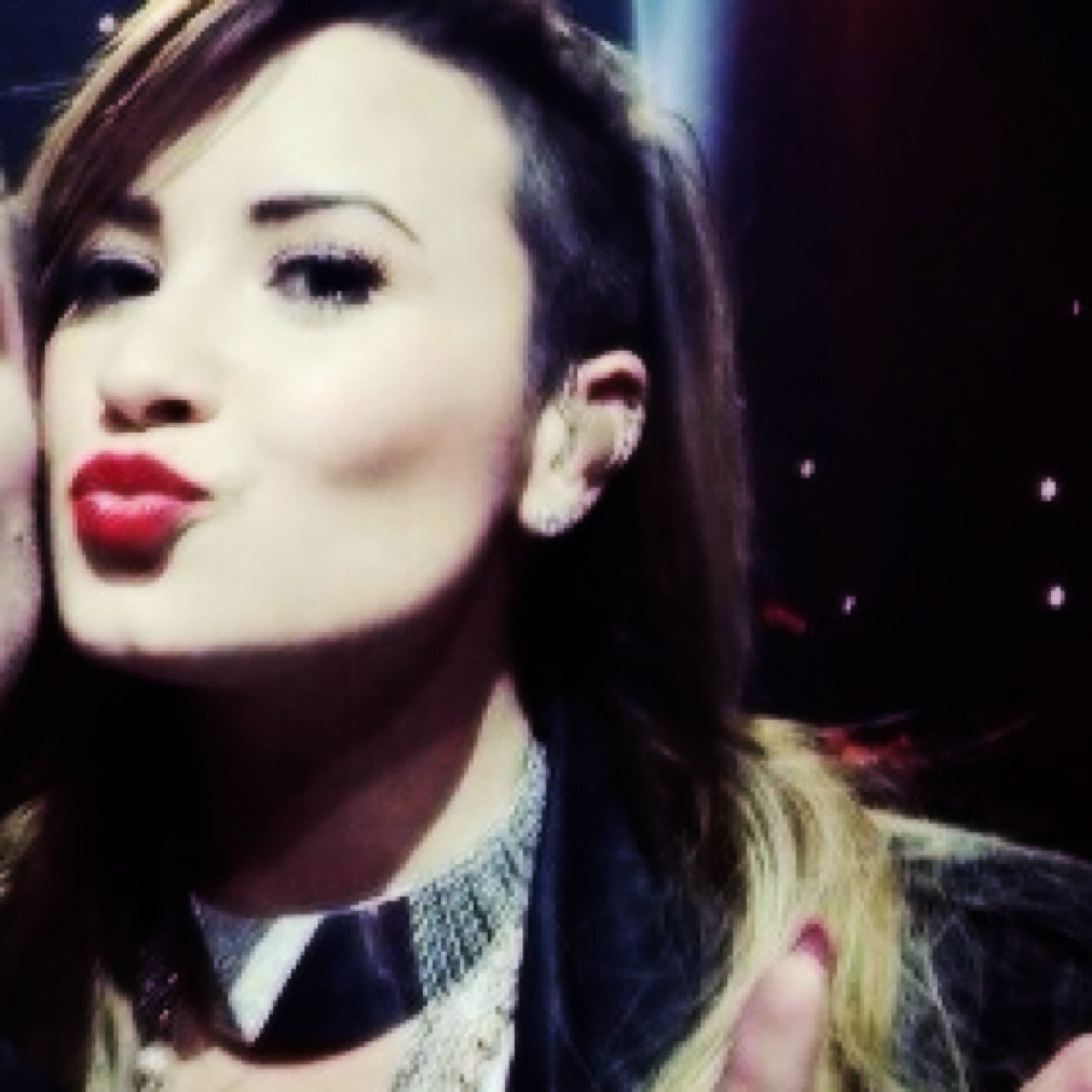 AAkjskd's profile picture. Oi, te sei follow gratis ajuda segue a @onlyzbi3ber e @50tondemicabelo minhas amigas elas estao em meta obg des de ja