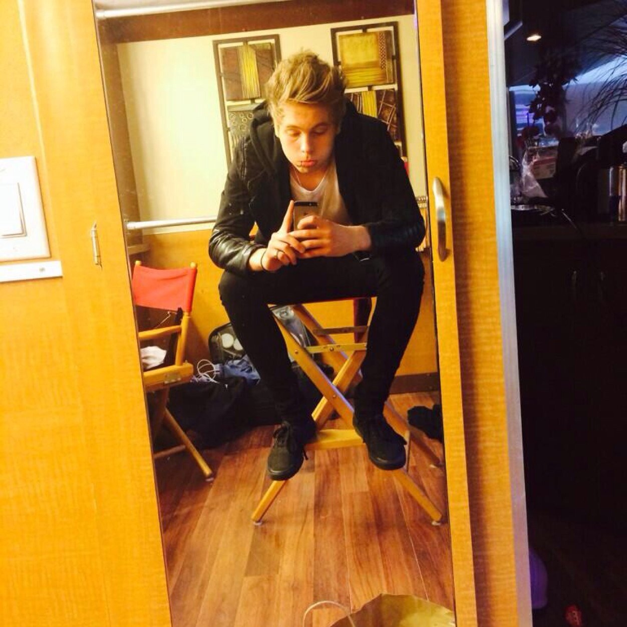 follow @5boysand5sos and @_christinaaaah pls&tysm ily (-: