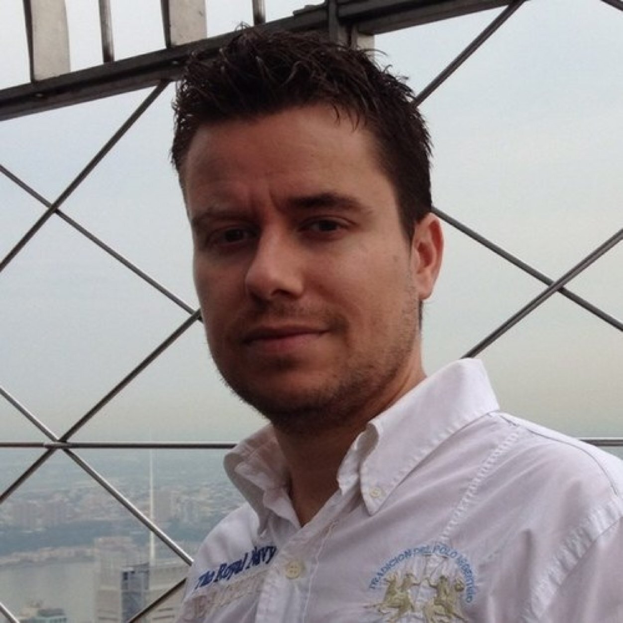 Director de Comunicación de la Asociación de la Prensa de Madrid. Profesor de Periodismo y Comunicación Corporativa en la Univ. Rey Juan Carlos. Cuenta personal