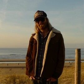 Booker and marketeer. Love the mountains, the forest and the sea.