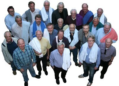 Syngende mannfolk med glimt i øyet.