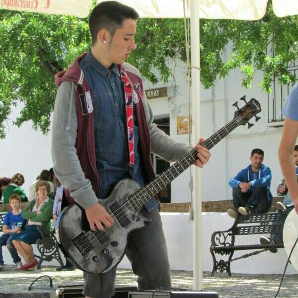 HAPPY BASSIST