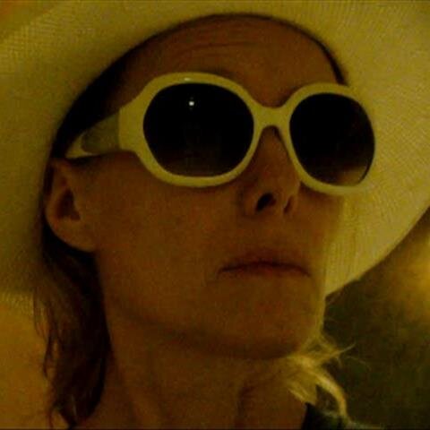 AliceSafran_'s profile picture. Comédienne, metteur en scène / les grands textes / le jeu organique / donner libre cours à sa fantaisie / se laisser surprendre, jouer avec l'instant