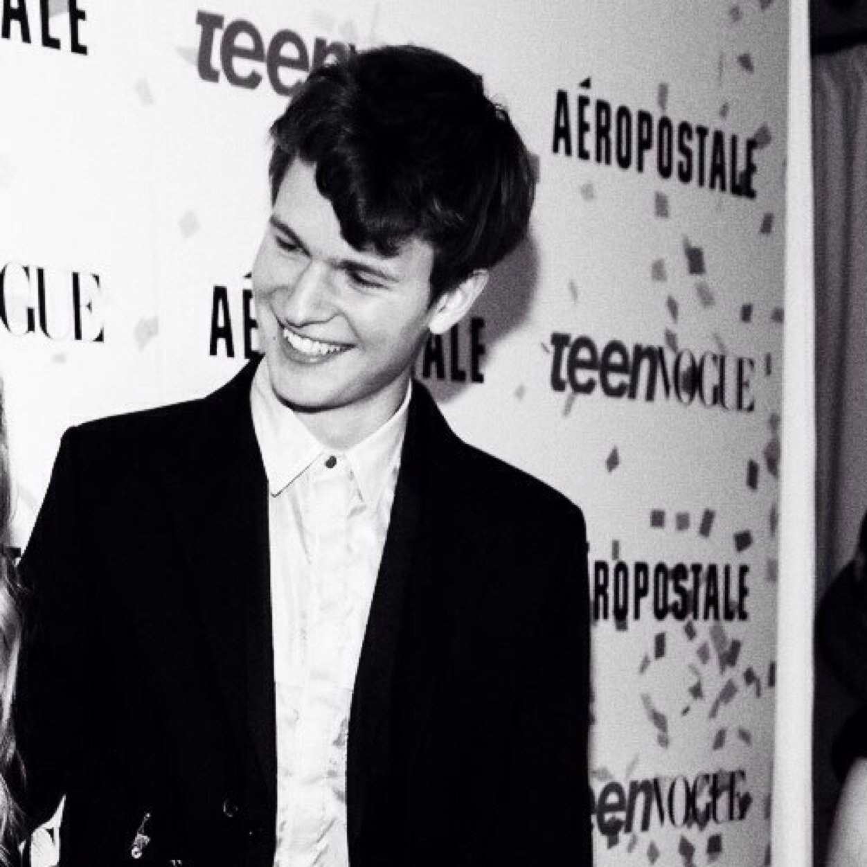 leenghishan1's profile picture. LIVE WHILE WE'RE YOUNG 3 

DON'T let the past hold you back, you're missing the good stuff :D