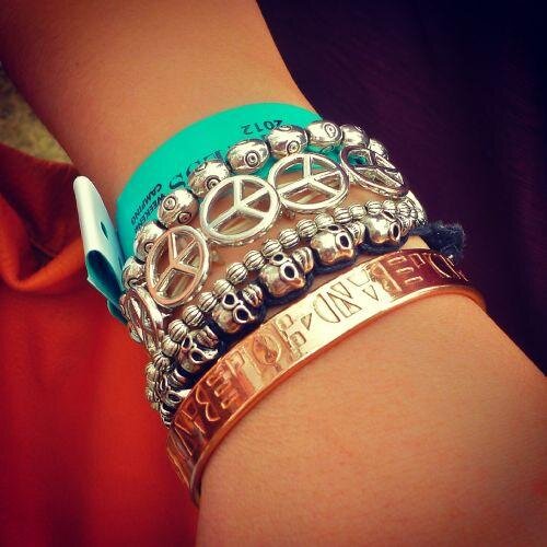 ¡VENDO PULSERAS, COLLARES Y MÁS! Puedo darlo en mano si vives en Madrid. Para más información MD.