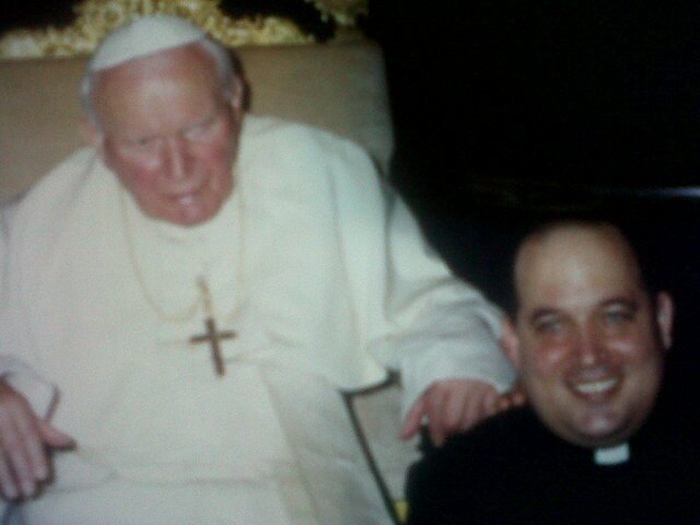 Sacerdote Católico. Segundo de seis hermanos. Puntual, Servidor y Perseverante. El Señor es mi Pastor y Nada me falta. Solo Dios Basta!