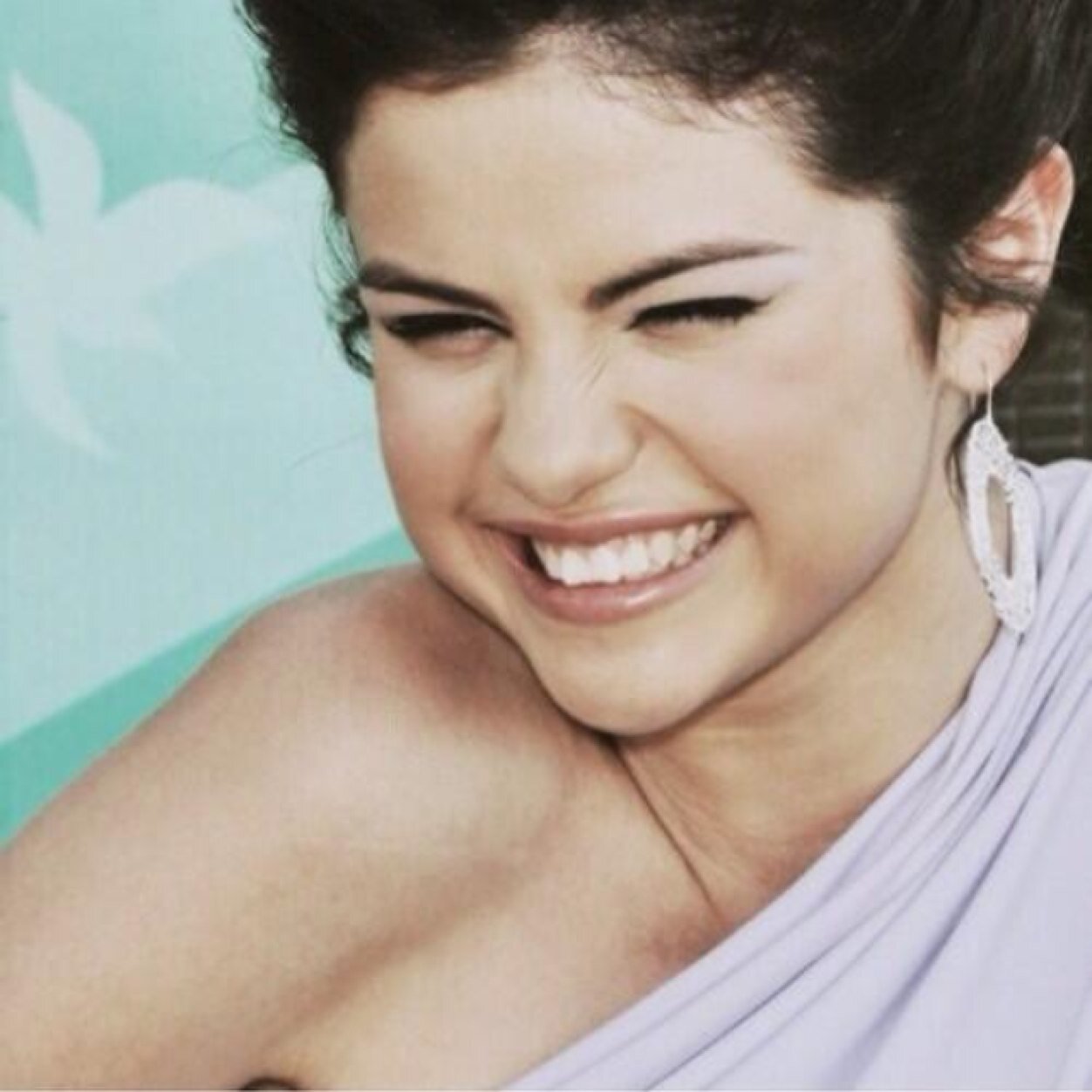 19 ans :) Je follow back toutes les selenators pour pouvoir parler de selena avec des gens qui l'aiment autant que moi :)