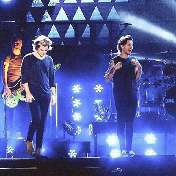 Can you please follow @niallftjmo and not this acc? :)