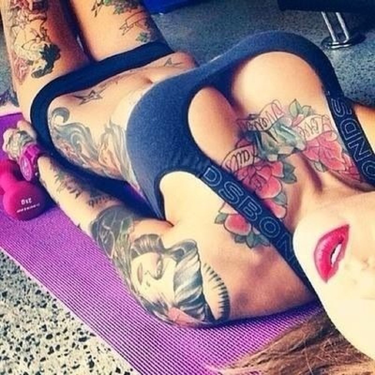 J'attends vos snaps les plus hots ! Envoyez les à hotsnap13 ! 
Ils seront publiés anonymement.
