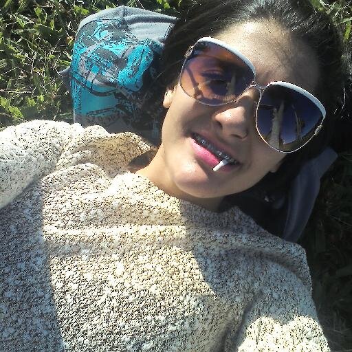 A luz que me guia é bem mais forte que os olhos que me cercam. ♯
