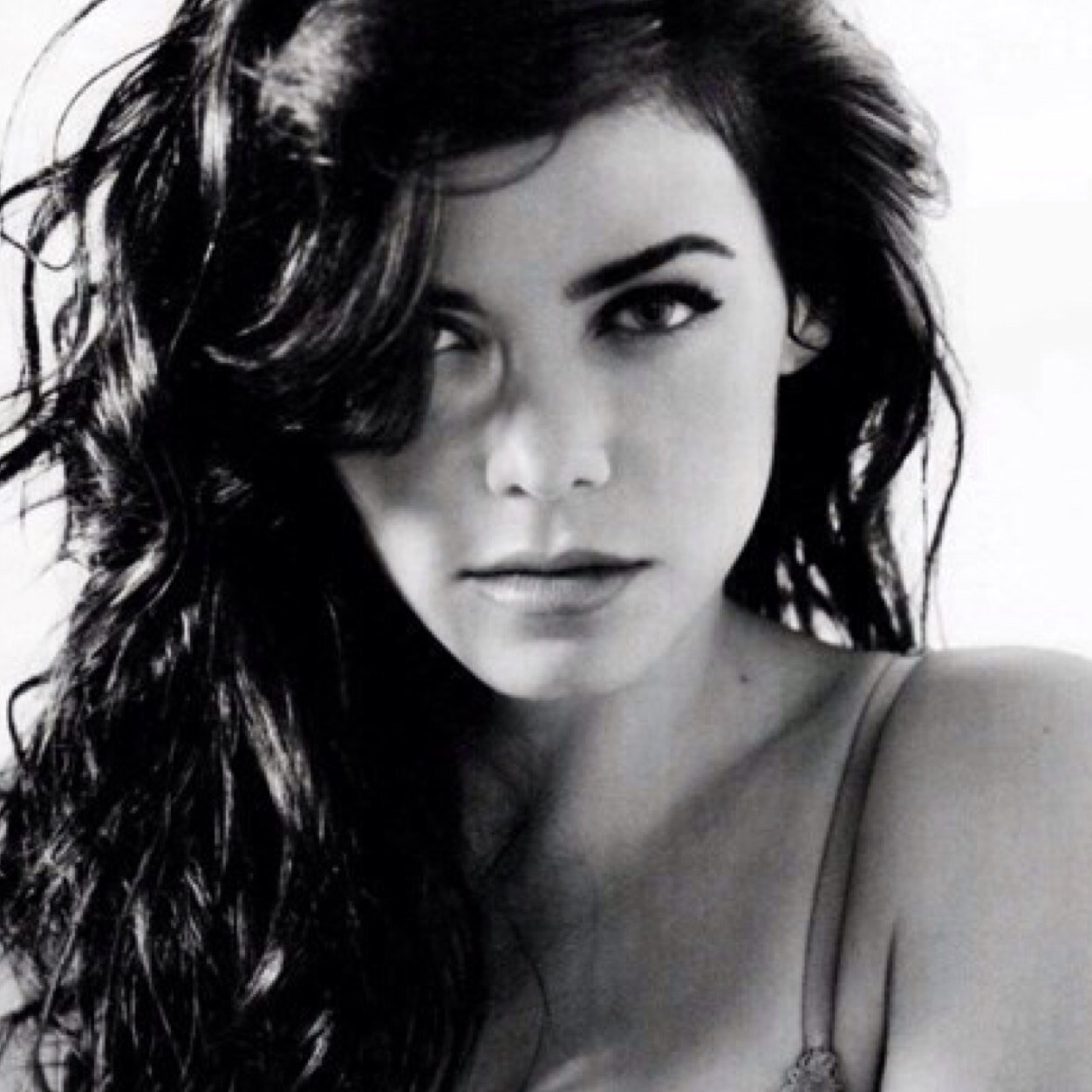 “Smile, Allison. Someone could be falling in love with you.” After 10 years, I have finally ruenited with @VeteranAlpha. [MC|TW|RP] Older!Allison