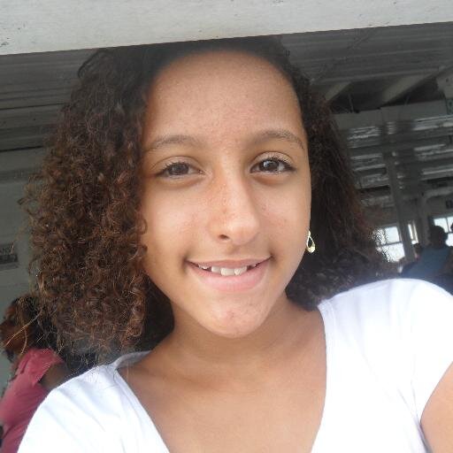 Eu amo futebol, doces principalmente chocolate!! sou bastante animada e adoro fazer meus amigos rirem!! ♫ Querido, esta sou eu! ♪