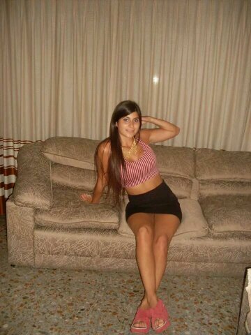 Soy jazmin nacida en 1991, en zona oeste. Estudio para contador público en UADE. Trabajo por capital, voy al sportclub al gym y soy muy buena onda siempre