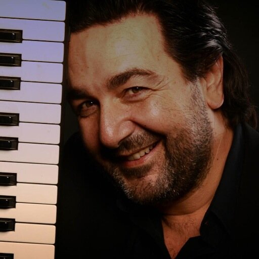 Compositore, orchestratore e direttore d’orchestra
compone dal 1985 musiche per il teatro,
il cinema e la televisione.