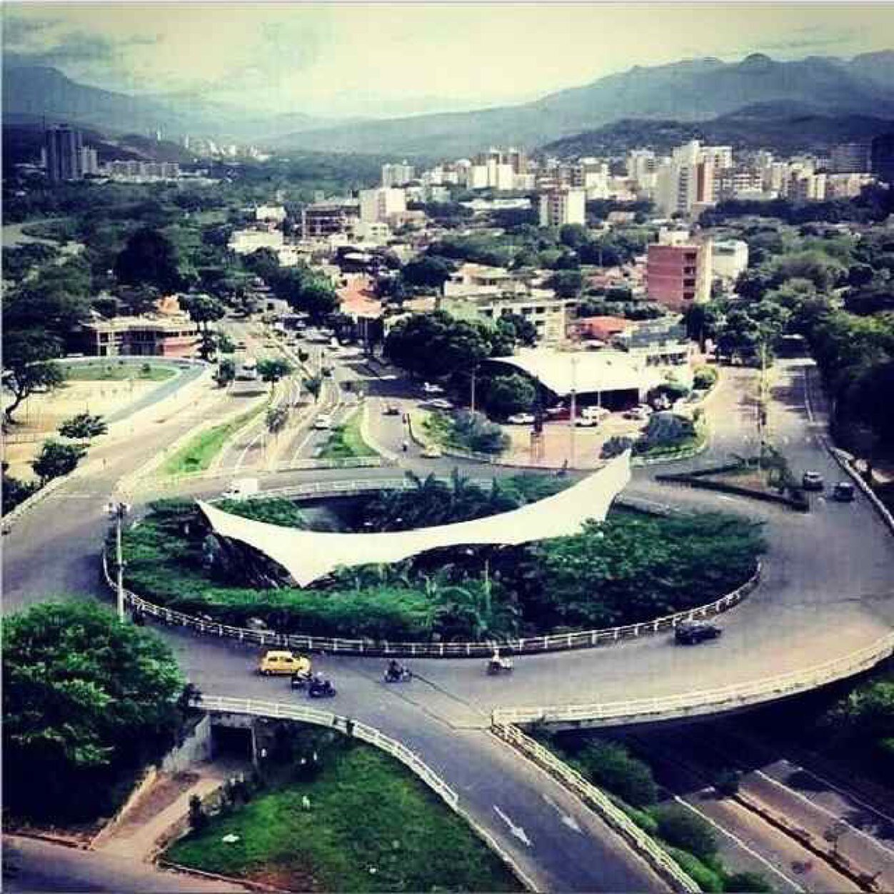 Naci en Cúcuta, NdeS, Colombia. Soy Médico. Amo a Dios, mi Familia y mi Profesión. Sigo al AC Milan, Cúcuta Deportivo y Mercedes AMG F1.