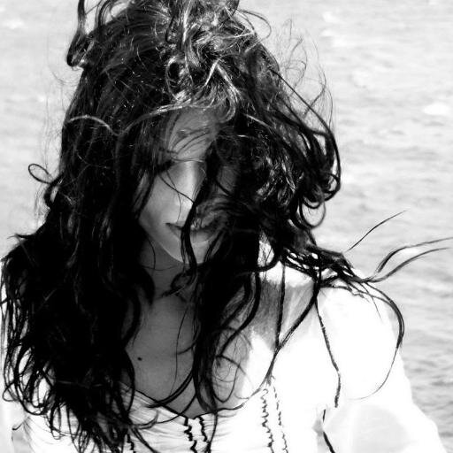 Cantora e compositora.