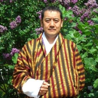 青森県八戸市出身の八戸大使。地方公務員から転身した国際公務員。今までの勤務地は、八戸→ワシントンDC→ブリスベン→DC→コロンボ→DC→ブカレスト→DC。ブータン訪問20回。途上国・新興国の国づくりと街づくりを支援。