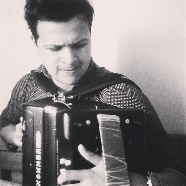 Sabanero,ingeniero industrial, acordeonero y músico 
instagram: @chichopxr