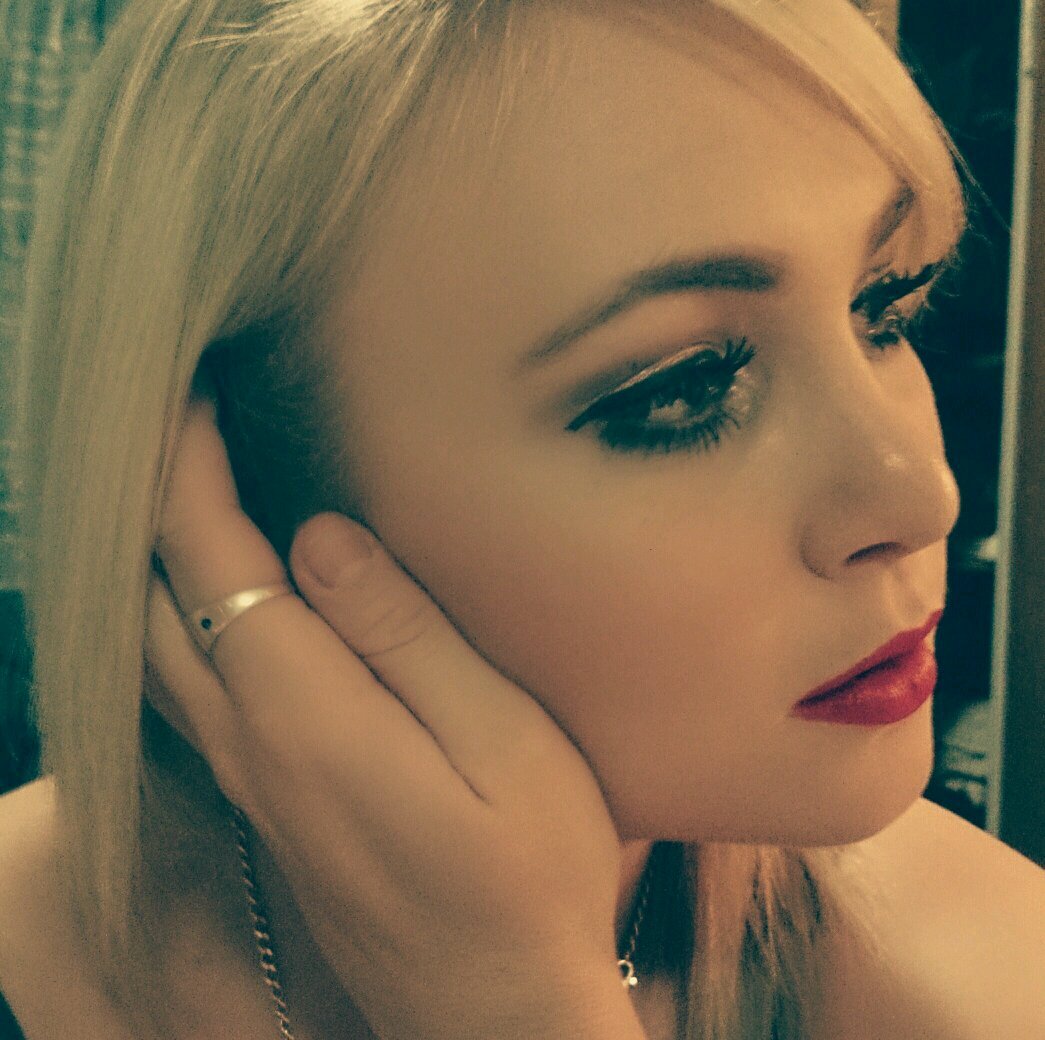 Forever_AmyB's profile picture. Living. Loving. Learning. I'm a dreamer with a hint of cynicism- The say I don't make sense, I believe it is them who are senseless ♡