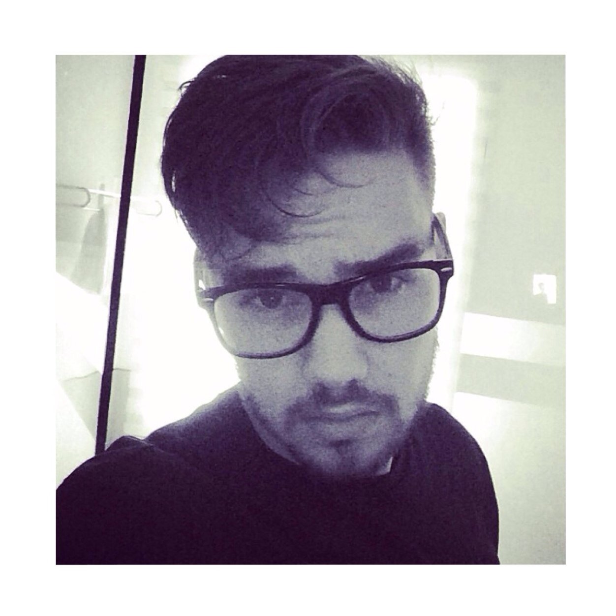 please please follow @rlly_harry she was hacked at 21.6k and it would make her really happy :)