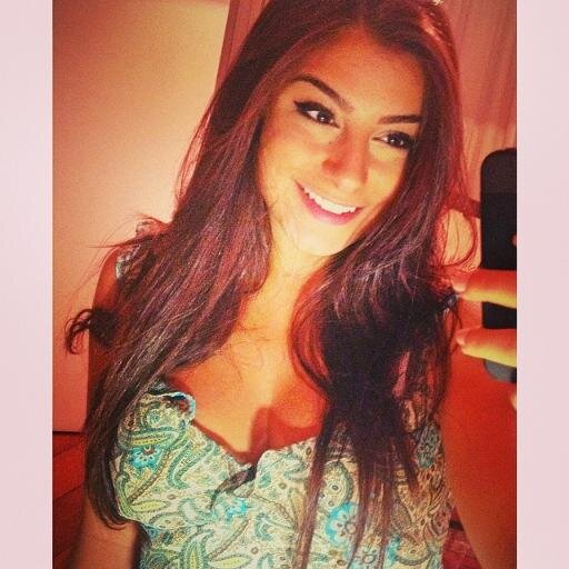 Ela é paz pra palestina, fé pra babilônia, respeito, disciplina, boba e brincalhona.  http://t.co/RHgrI320FN