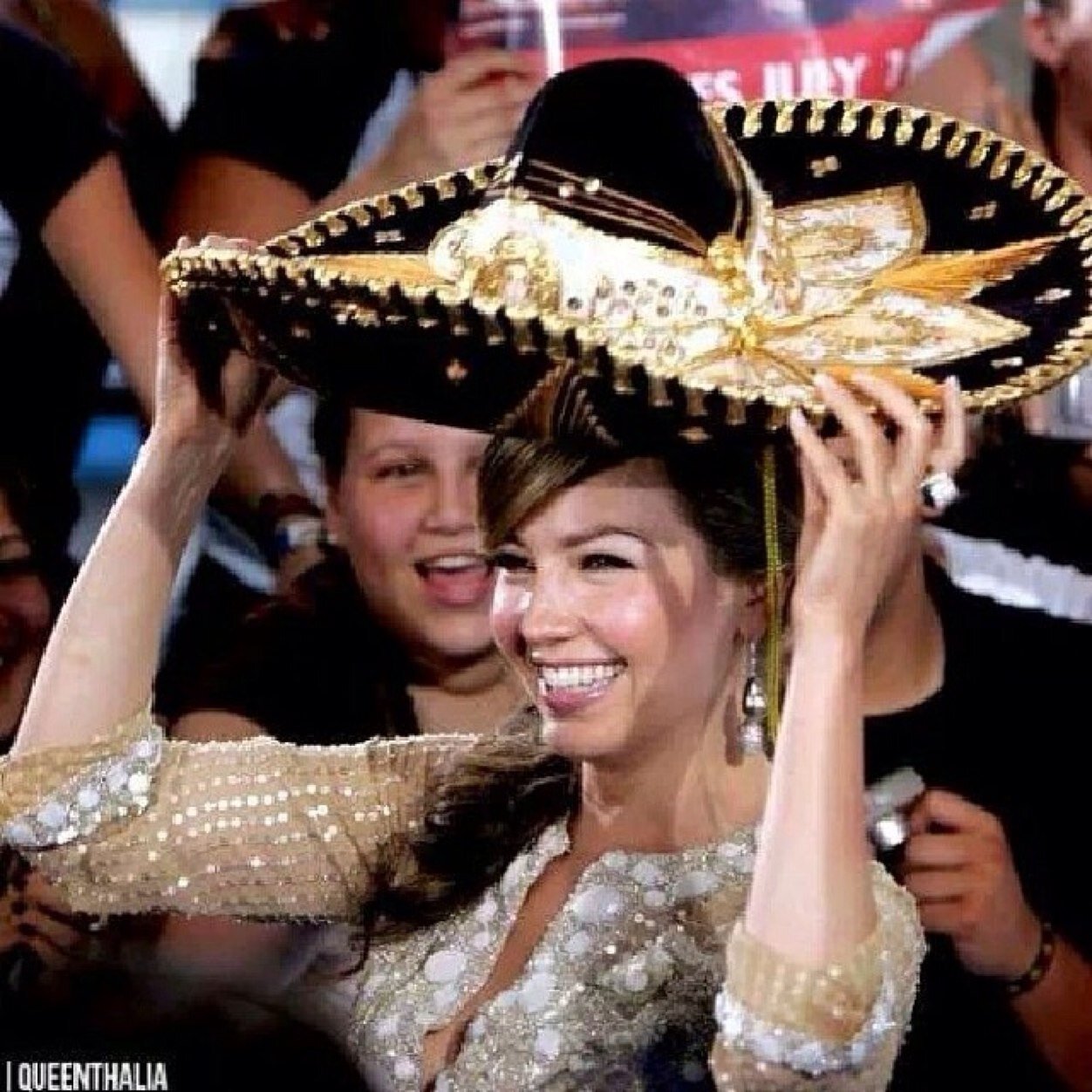Únete y apoyemos juntos a nuestra capitana @thalia!! Dirigido por @hectorsodi grandes fans que amamos intensamente a LadyT