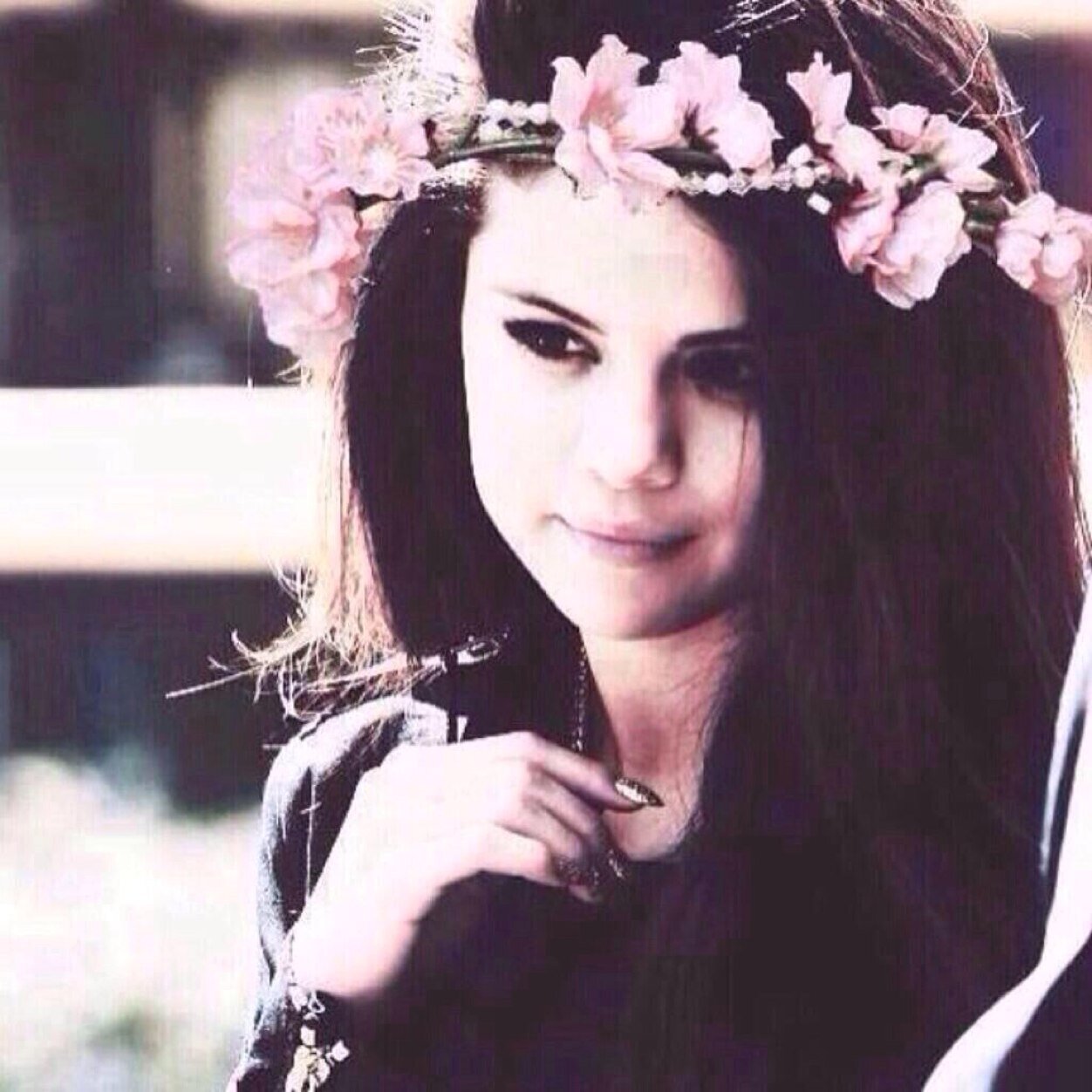 My mom is @FrozenElsa101 and father is @FrostyJack_ ! I am the youngest and have a older brother! || #FrozenROTG #18 #Single||