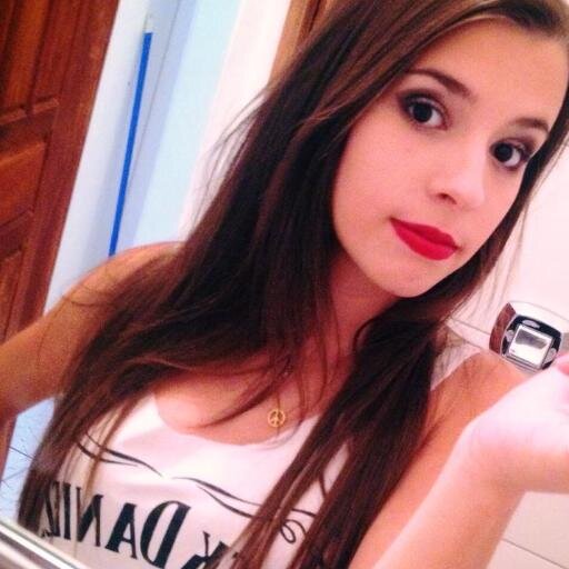 Uma dose de loucura, duas de felicidade, e o dedo do meio para quem enxer o meu saco.