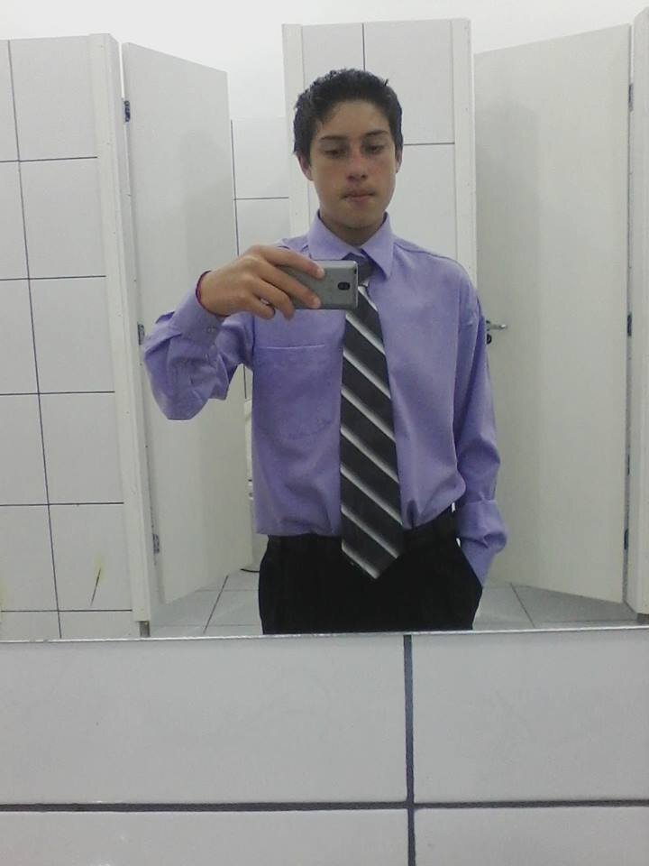 amo jogar futsal sou jogador de futsal amo comer lasanha e ir em parque aquatico e adoro meus pais e minha irma...