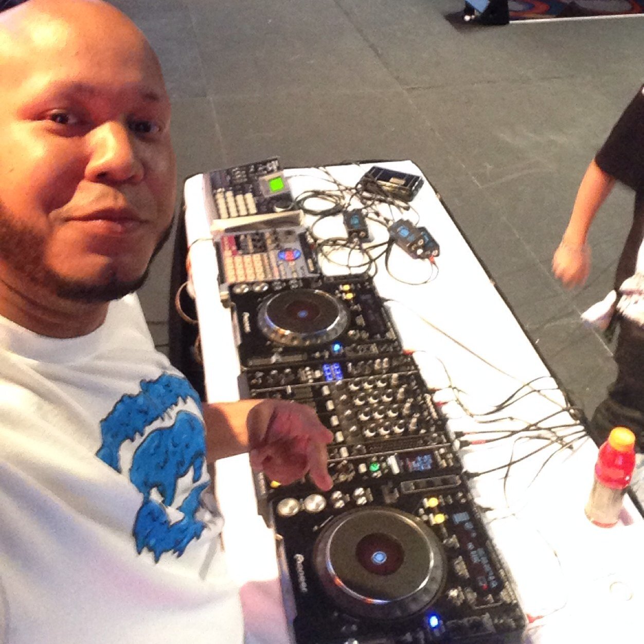 Club DJ,Mobile DJ,Live Sound,Stage,Lights,DJ Booth,AV,Producer,Estudio de Grabacion,Anuncios Radio.Remixer