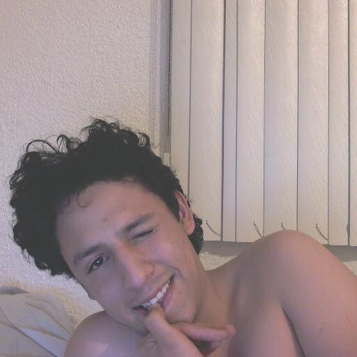 Tuiteo de sexo, amor, felicidad o tristeza. Depende lo que sienta con la canción que escuche en ese momento.
