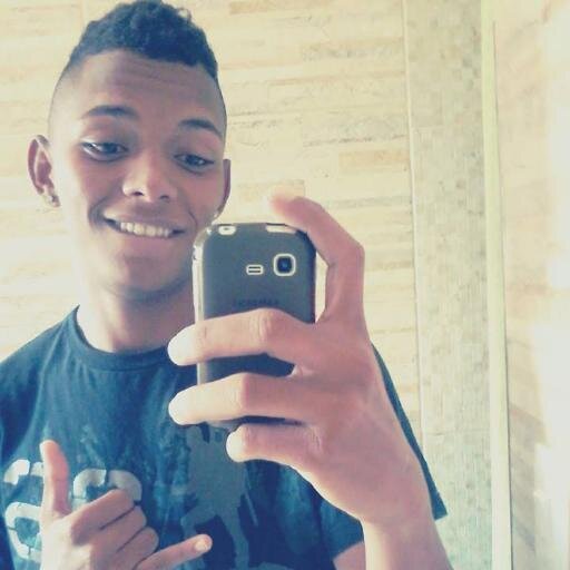 Sou feito de Choros sem ter razão pessoas no coração atos por impulsão. Eu sou Amor e carinho distraído até o bastante não paro por um instante.