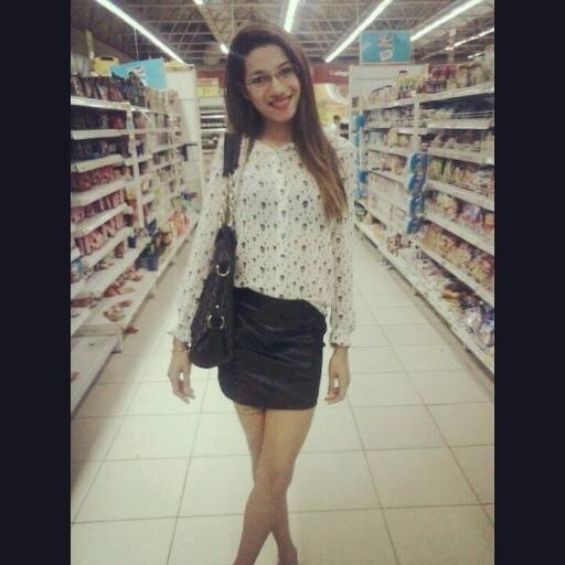 Amo moda , maquiagens , sou super consumista , adoro compra roupas , sapatos , bolsas , adoro viajar , amo animais .