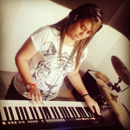 Viver, e não ter a vergonha se der feliz, cantar e cantar e cantar a beleza de ser um eterno aprendiz.! ;)