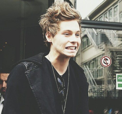 FREE FOLLOW FROM @vogueehemmings • THIS SERVES AS MY FOLLOW TO YOU • DONT FOLLOW THIS ACC