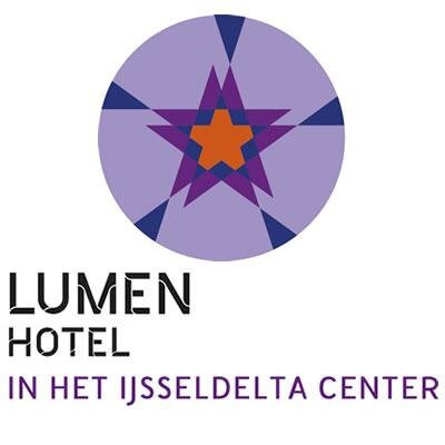 Ervaar de gastvrijheid en warmte van Hotel Lumen. 125 kamers, Bluefinger Lounge & Bluefinger Restaurant, zaalcapaciteit tot 2000 pax